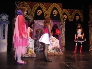 Varios niños disfrazados interpretan una escena de Hostal Martes y Trece