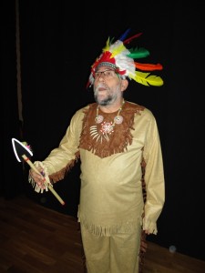 Uno de los integrantes del grupo de La Perseverancia aparece vestido de indio durante la representacíón