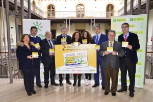Foto de familia de los asistentes al acto