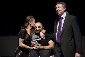 El presidente de la AACUC, Cristóbal Martínez, entrega el primer premio del Festival a los integrantes del Colectivo El Brote