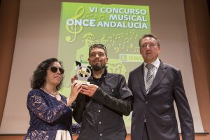 Momento de la entrega del premio a Raúl Martínez