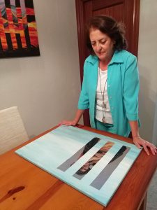 Paky García observa una de sus obras