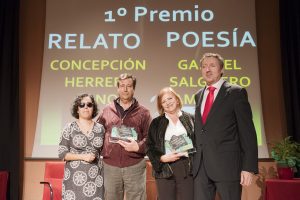 Concepción Herrera y Gabriel Salguero tras recibir el premio de manos de Isabel Viruet y Cristóbal Martínez