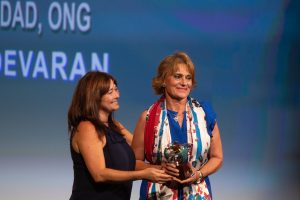 Carmen Peña, cofundadora de Aldevaran. recibe el premio en la categoría de entidad social