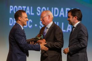 El director de ABC Sevilla, Alvaro Ybarra recibe el premio de medio de comunicación junto al director de La Voz de Cádiz, Ignacio Moreno